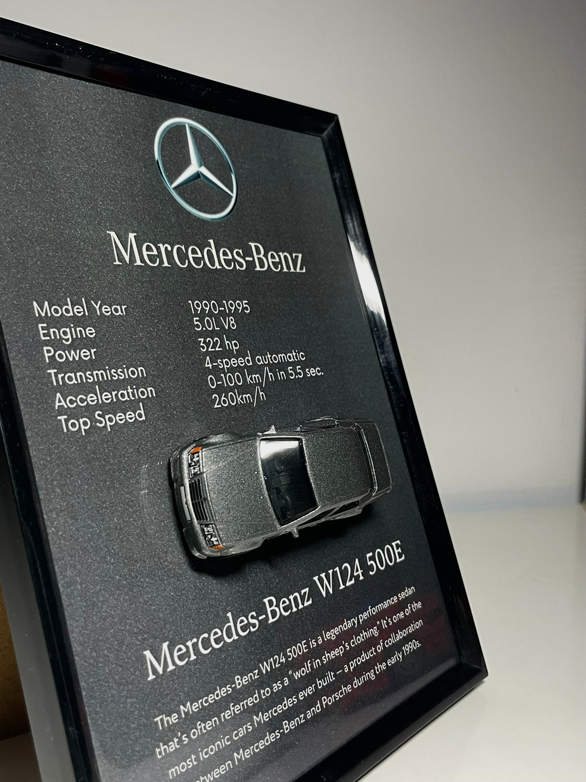 Mercedes-Benz W124 500E Model w Ramce – zbliżenie na model